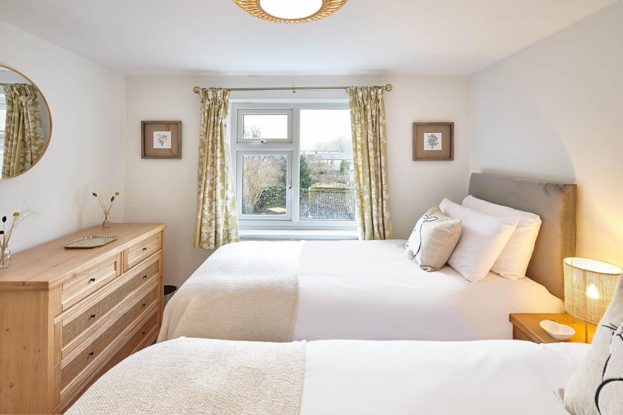 Host & - Willow * Masham