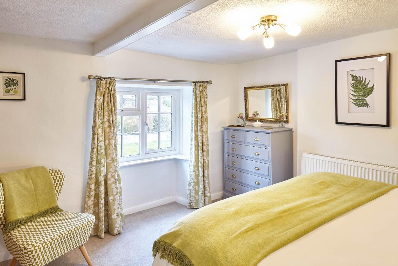 Host & - Willow * Masham